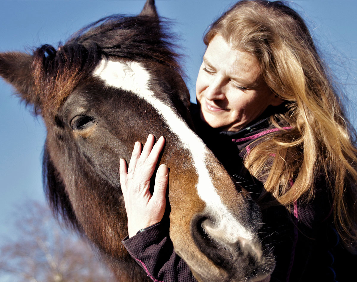Mag. Sibylle Dabernig (Geprüfte Natural Horsemanship-Trainerin und Human- und Tierenergetikerin) mit Pferd Scarlett